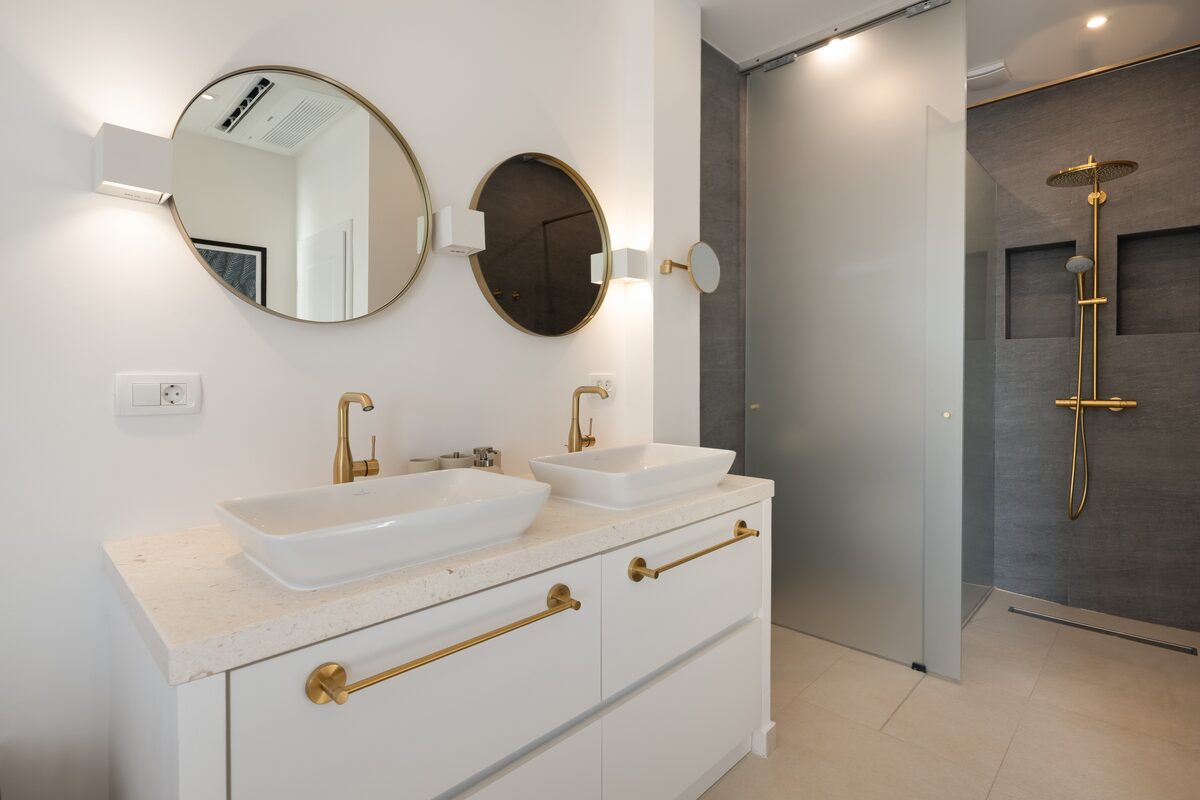 Master ensuite bathroom with Villeroy and Boch double basin, The Beachhouse Rogoznica