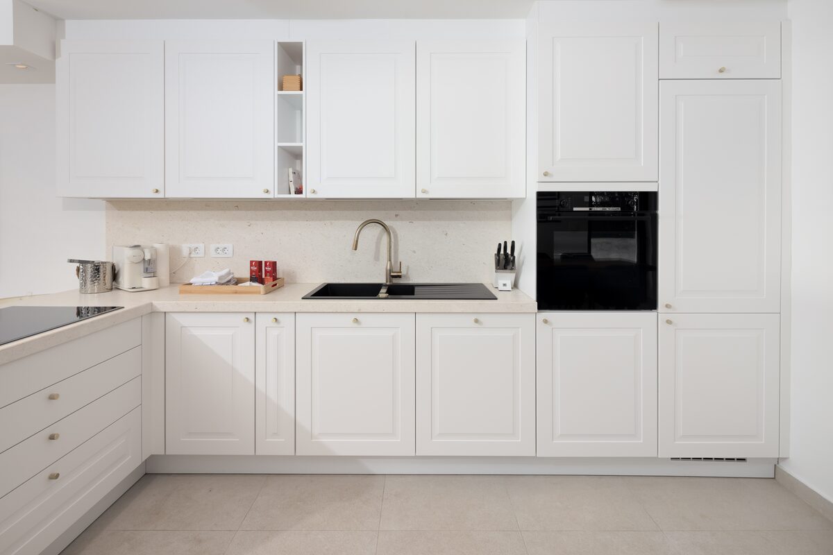 Kitchen at The Beachhouse Rogoznica with stone backsplash, Bosch oven and induction hob